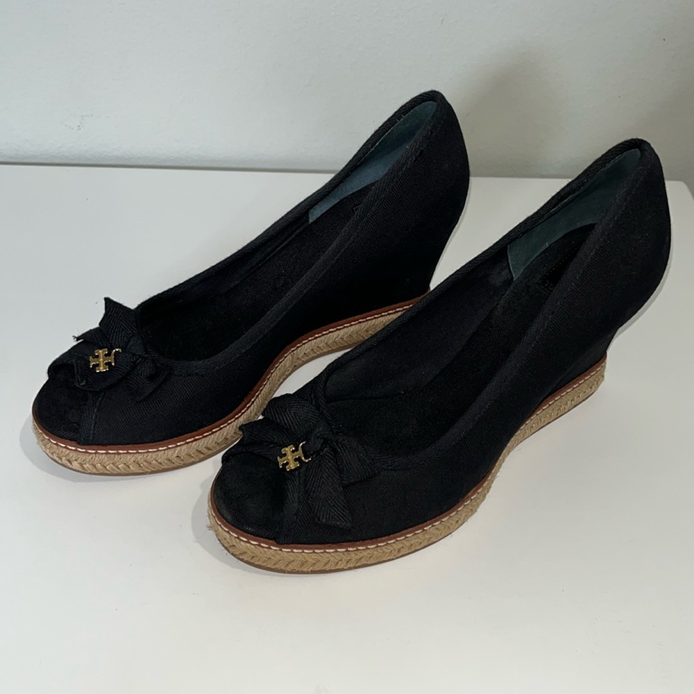 Tory Burch Black Canvas Wedge Espadrille Peep-Toe Pumps with Logo Bow - Picture 2 of 12